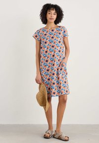 Kleita ar ziedu rakstu, īsām piedurknēm, sānu kabatām un brīvu piegriezumu. Krāsas: oranža, zila un balta ar saulespuķu rakstu.