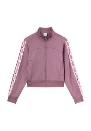 Chaqueta rosa con cremallera y cuello alto. Presenta rayas blancas a lo largo de las mangas con acentos circulares rojos. Tela suave, diseño recortado.