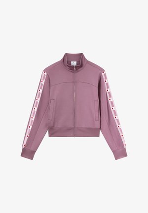 Chaqueta rosa con cremallera y cuello alto. Presenta rayas blancas a lo largo de las mangas con acentos circulares rojos. Tela suave, diseño recortado.