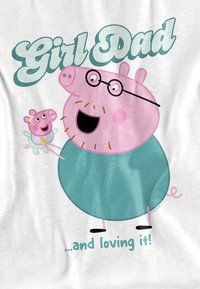 Rosa Cartoon-Schweinfigur mit Brille, die ein kleineres Ferkel hält. Der Text lautet "Girl Dad" in Türkis und Rosa auf einem weißen Hintergrund.