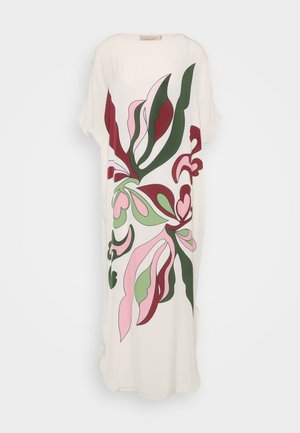 Vestido blanco fluido con un gran estampado floral en verde, burdeos y rosa. Mangas cortas, escote redondo y aberturas laterales para facilitar el movimiento.