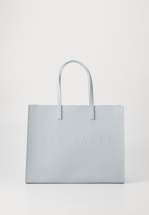 Sac fourre-tout bleu clair avec le texte embossé "TED BAKER LONDON". Matériau lisse et texturé, doté de deux poignées robustes et d'un design minimaliste.