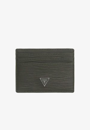 Porte-cartes compact en cuir gris avec des lignes horizontales texturées et un petit logo métallique triangulaire Guess sur le devant.