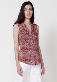 Top senza maniche con un motivo zigzag multicolore, caratterizzato da un colletto e bottoni, realizzato in tessuto leggero e con una vestibilità comoda.