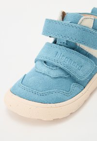 Pantof light blue din sem suede cu un finisaj texturat, dotat cu curele Velcro ajustabile și o talpă din cauciuc bej cu un model subtil.