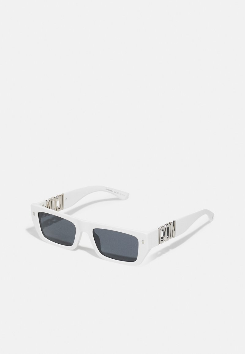 Gafas de sol blancas con montura cuadrada y lentes oscuros. Presentan detalles en plata en las patillas con la inscripción "ICON" grabada. Textura de plástico suave.