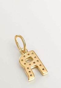 Colgante de letra "R" en oro con detalles perforados, que incluye un lazo para su sujeción. Acabado suave y brillante, y diseño en bloque y audaz.