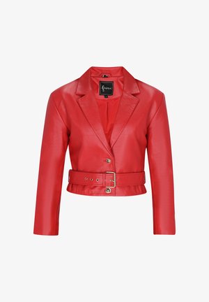 Piros bőr cropped dzseki, nyakkivágással, hosszú ujjakkal, elöl gombos záródással és övvel kiemelt derékkal. Simaszerkezet és szabott kialakítás.