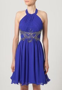 En ärmlös klänning med halterneck i livfull blå färg, med plisserad tyg och ett silverberikat midjeband med intrikata detaljer.