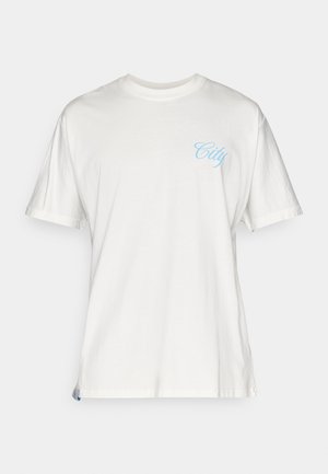 Fehér pamut póló, laza fazonban, rövid ujjal, világoskék, dőlt betűs "City" felirattal a bal mellrészen.