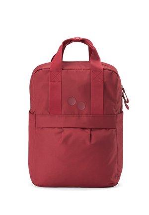 Roter rechteckiger Rucksack mit zwei oberen Tragegriffen, einer Fronttasche und zwei kleinen runden Knöpfen auf der oberen Vorderseite.