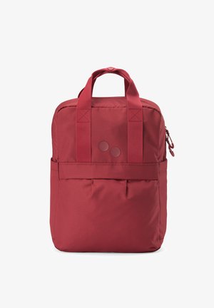 Zaino rettangolare rosso con due manici superiori, tasca frontale e due piccoli bottoni rotondi sul pannello frontale superiore.