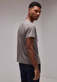 Street One MEN IN UNI - Jednoduché tričko - braun