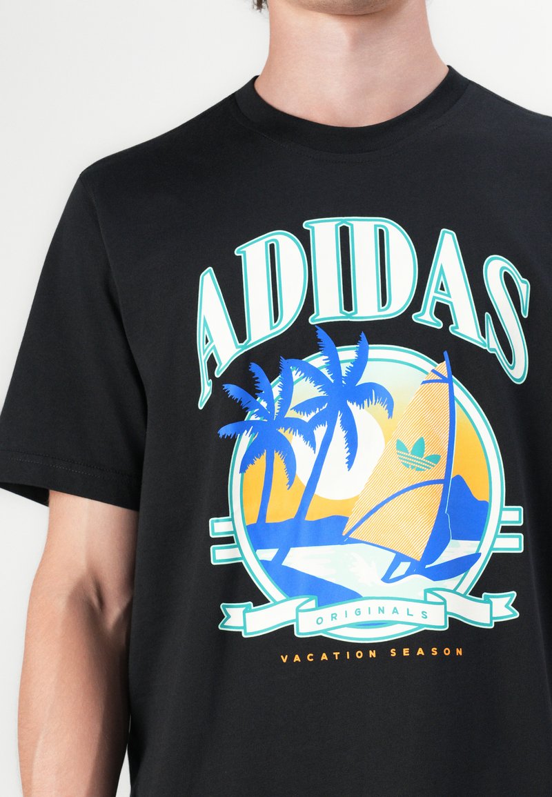 Czarna koszulka z kolorowym wzorem graficznym przedstawiającym palmy, żaglówkę i słońce, z napisem "ADIDAS ORIGINALS VACATION SEASON".