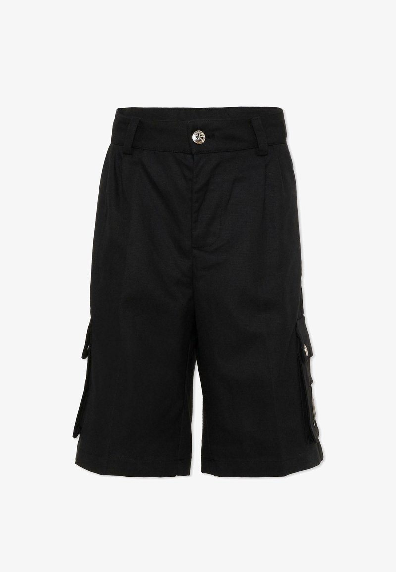 Shorts cargo noirs longueur genou avec passants de ceinture, fermeture avant à boutons et poches latérales à rabat avec détails à boutons.