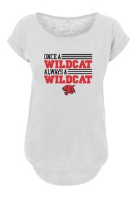 Bílý tričko s krátkým rukávem a volným střihem. Obsahuje černý a červený text: "JEDNOU WILDCAT VŽDY WILDCAT" a červenou grafiku divoké kočky.
