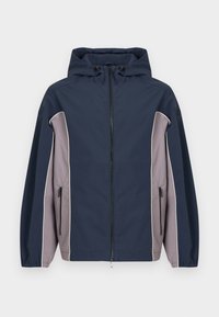 Μπλε ναυτικό και γκρι ζακέτα με φερμουάρ και κουκούλα, πλαϊνές τσέπες με φερμουάρ και λευκή ρίγα κατά μήκος των πλευρικών πάνελ και των μανικιών.