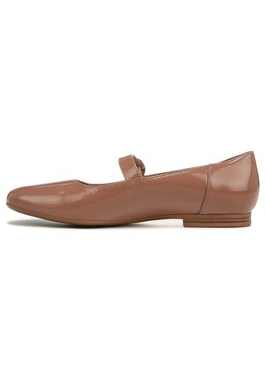 Ballerines en cuir verni nude avec un bout rond, un talon bas et une sangle sur le coup de pied. Texture lisse et design minimaliste.
