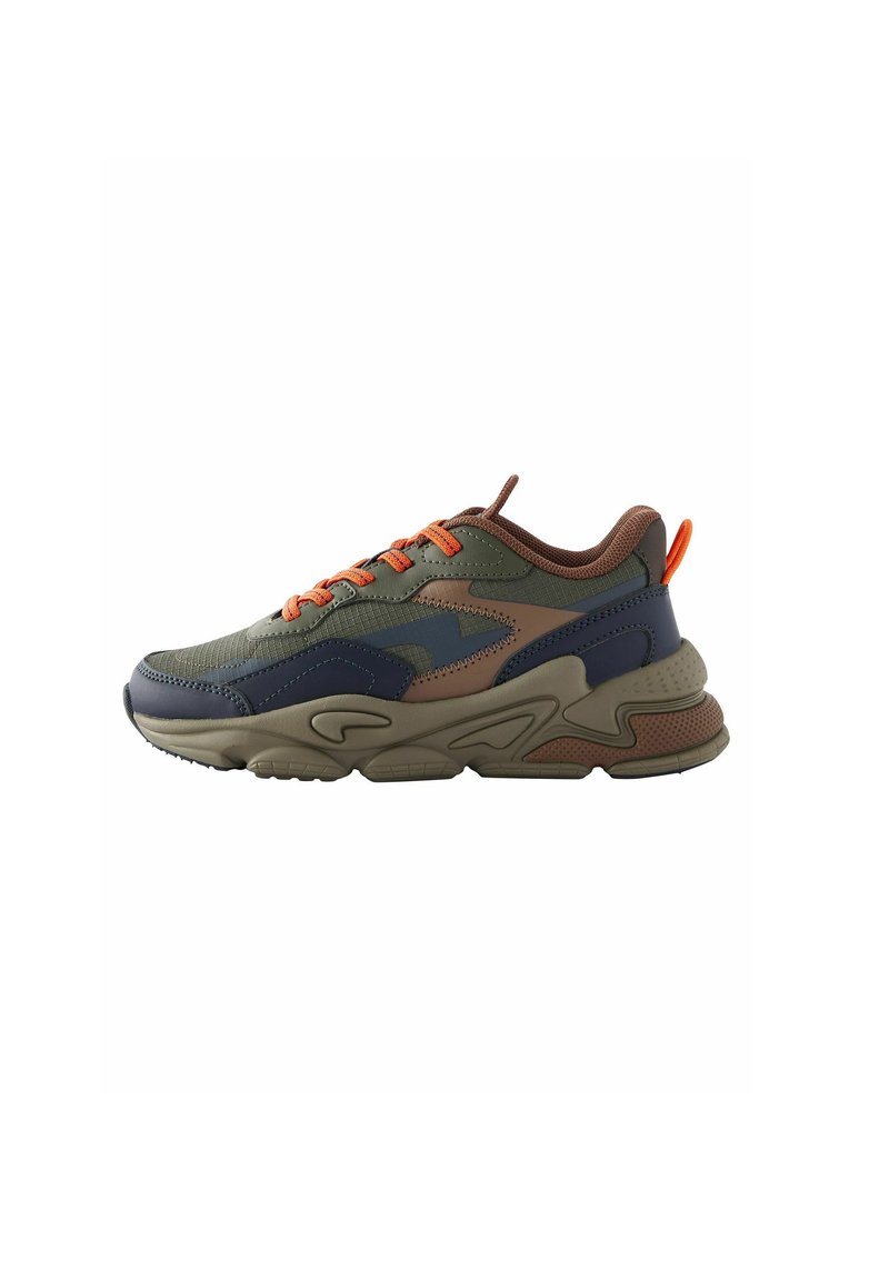Sneaker mit einem Obermaterial aus grünem Mesh, marineblauen und braunen Lederakzenten, orangen Schnürsenkeln und einer strukturierten braunen Gummisohle.