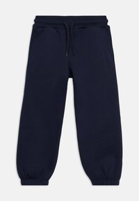 Pantaloni de trening albastru marin cu talie elastică, șnur de strângere, buzunare laterale și manșete elastice pe fundal alb.