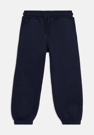 Pantaloni della tuta blu navy con elastico in vita, coulisse, tasche laterali e polsini elastici su sfondo bianco.