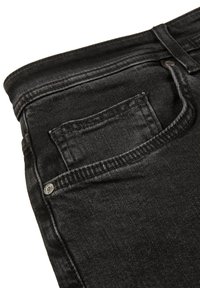 Jeans de mezclilla negra con un bolsillo frontal, que presentan una textura suave y sutiles detalles de costura. La tela tiene un ligero brillo.