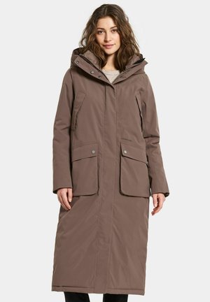 Brun, knælang parka med hætte, frontlommer, trykknaplukninger og en glat tekstur. Har en lynlås under knapstolpen.