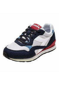 Scarpa da ginnastica blu navy e bianca con tomaia in rete, chiusura con lacci, accenti rossi sulla linguetta e sul tallone, e suola testurizzata.
