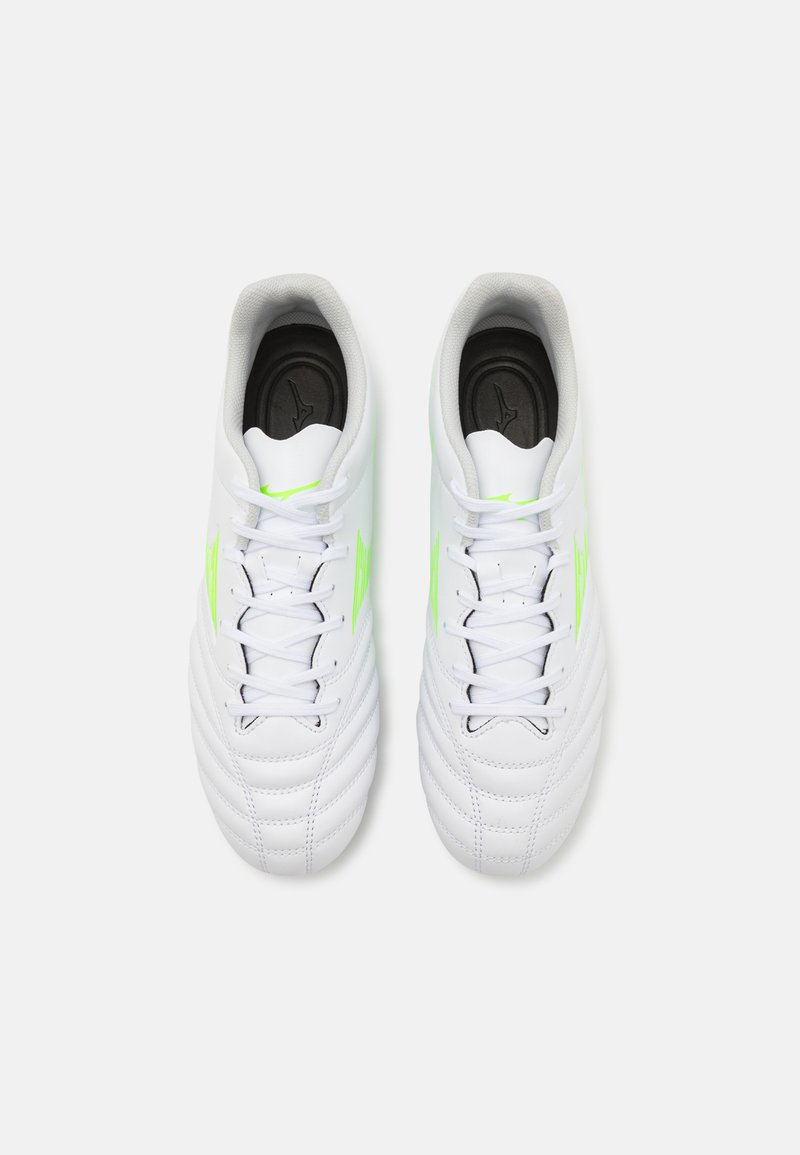 Des chaussures de soccer en cuir blanc avec un design texturé, présentant des accents vert néon et un laçage traditionnel, vues de dessus.
