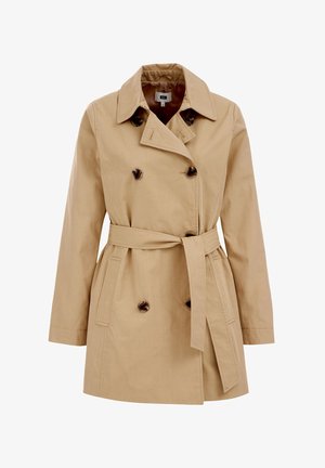 Beige trenchcoat med dubbelknäppning, stor krage, midjebälte och mörkbruna knappar. Har axelremmar och sidofickor.