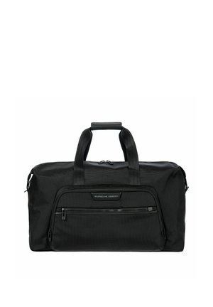 Borsa da viaggio nera Porsche Design con doppie maniglie, tasca frontale con zip e chiusura a zip nella parte superiore su sfondo bianco.