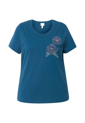 Teal puuvillapaita, jossa on pyöreä pääntie ja lyhyet hihat. Vasemmalla puolella on brodeerattuja vaaleanpunaisia ja valkoisia kukkasuunnitelmia.