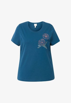 Søgrøn bomulds T-shirt med rund halsudskæring og korte ærmer. Har broderede pink og hvide blomstermotiver på venstre side.