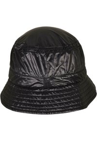 Svart bøttehatt laget av skinnende, quiltet nylon. Myk tekstur med en bred, strukturet brem og snorbeskrivelse på toppen.
