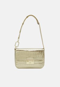 Sac à main métallique doré avec une texture crocodile, de forme rectangulaire, avec un rabat supérieur et un fermoir doré. Il dispose d'une bandoulière amovible et de quincaillerie décorative.