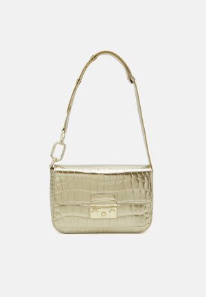 Sac à main métallique doré avec une texture crocodile, de forme rectangulaire, avec un rabat supérieur et un fermoir doré. Il dispose d'une bandoulière amovible et de quincaillerie décorative.