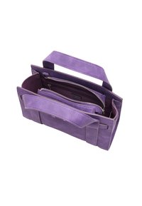 Fioletowa skórzana torba z dwoma uchwytami, z zamkiem błyskawicznym oraz przegródką wewnątrz. Gładka tekstura o prostokątnym kształcie.