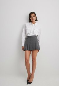 NA-KD Falda acampanada - grey