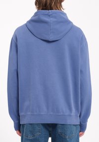 Felpa blu con cappuccio, dalla vestibilità comoda, con polsini e orlo ribattuti, e una texture morbida. Design della spalla senza cuciture per un maggiore comfort.