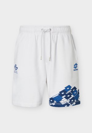 Witte sportshorts met elastische tailleband en trekkoord, met blauwe geometrische ontwerpen op het rechterbeen en kleine blauwe logo's aan beide zijden.