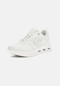 Scarpa sportiva bianca con parte superiore in rete, punta arrotondata e colletto imbottito. Presenta un'ammortizzazione ad aria nella suola e dettagli con logo sul lato.