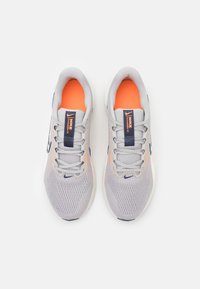 Nike Performance DOWNSHIFTER 13 - Løbesko til landevejen - light iron ore/thunder blue/total orange/sail