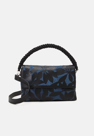 Schwarze und Jeans-Handtasche mit einem geflochtenen schwarzen Griff, die eine blattmusterartige Textur und eine kompakte rechteckige Form aufweist.