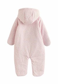 Rosa Fleece Baby-Overall mit Kapuze, der ein Sternmuster in hellen Pink- und Orangetönen zeigt. Langärmlig und mit Fußdesign.