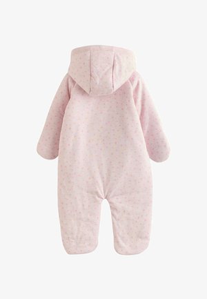 Różowy polarowy kombinezon dla niemowląt z kapturem, zdobiony wzorem gwiazdek w jasnych odcieniach różu i pomarańczu. Długie rękawy i design z pełnymi stopami.