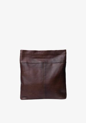 Dunkelbraune Leder-Tasche mit umgeschlagenem Oberteil und sichtbarer Naht in der Mitte auf weißem Hintergrund.