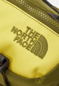 The North Face TERRA LUMBAR 6L UNISEX - Övtáska - forest olive-yellow silt