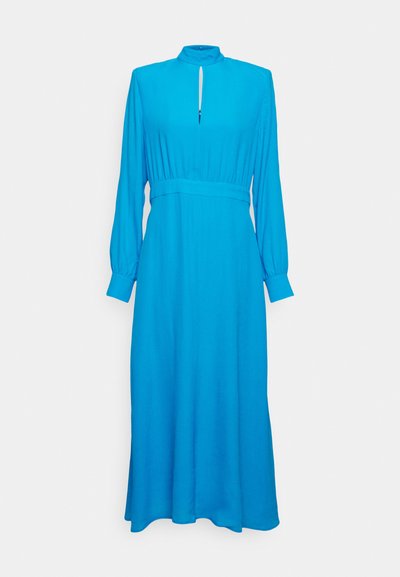 Niebieska sukienka z długim rękawem, wykonana z gładkiego materiału. Wysoki dekolt z otworem typu keyhole, dopasowana w talii i rozkloszowany dół. Minimalistyczny design.