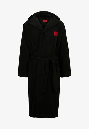 Bata de baño negra con capucha, hecha de suave toalla de rizo, con un cinturón de lazo frontal y un pequeño parche de logo rojo en el pecho, además de dos bolsillos laterales.