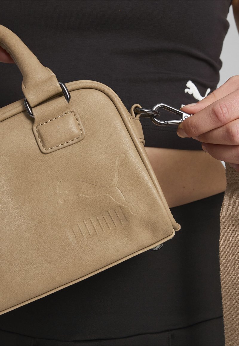 Puma LEAGUE SMALL GRIP  - Kézitáska - toasted almond